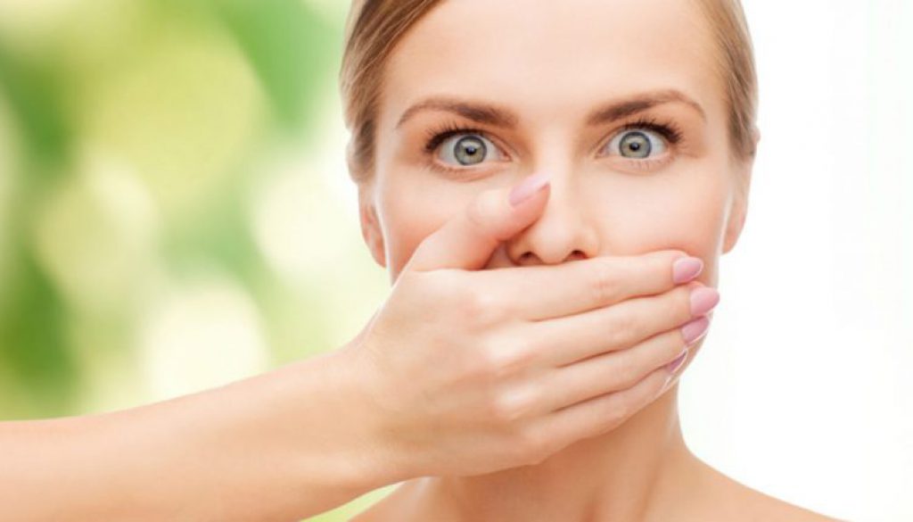 Dile a tu pareja que le huele la boca sin morir en el intento | Odontotecks